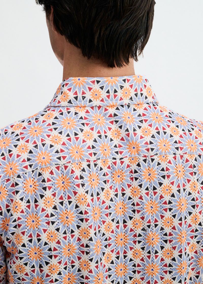 CAYENNE/THISTLE MEDALLIONS PRINTED OPEN KNIT STRETCH SHORT SLEEVE SHIRT ST-48075